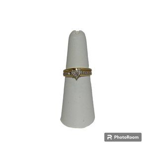 A MOISSANITE DIAMOND HEART ON THIS RING TW IS 1/1/2 CARATS